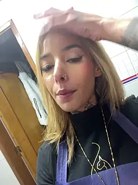 Snapshot of MoniUribe chatting on 10.14.25 MoniUribe online show from 10.14.25