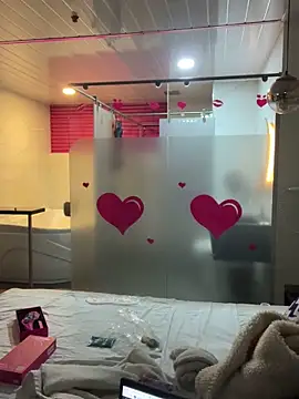 Snapshot of MoniUribe chatting on 11.05.25 MoniUribe online show from 11.05.25