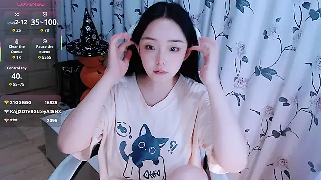 Snapshot of Niannian- chatting on 10.25.25 Niannian- online show from 10.25.25