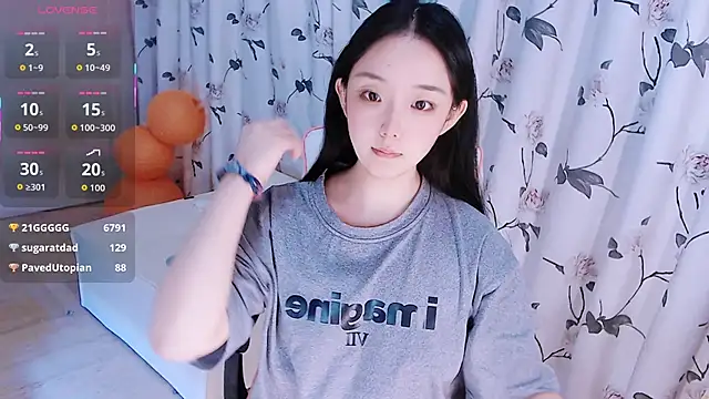 Snapshot of Niannian- chatting on 11.16.25 Niannian- online show from 11.16.25