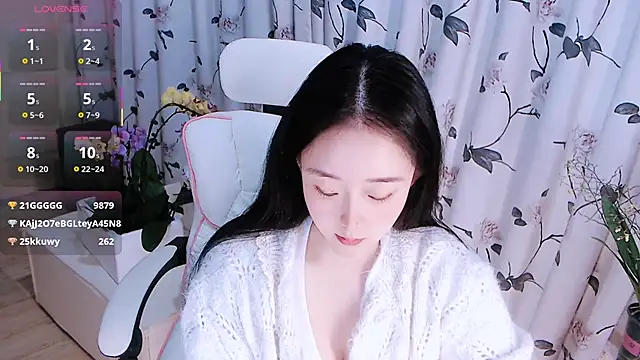 Snapshot of Niannian- chatting on 12.05.25 Niannian- online show from 12.05.25