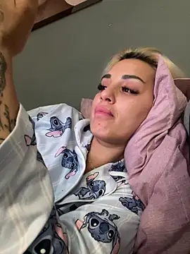 Snapshot of Giullyaxx chatting on 09.30.25 Giullyaxx online show from 09.30.25