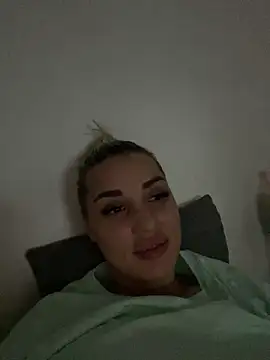 Snapshot of Giullyaxx chatting on 10.15.25 Giullyaxx online show from 10.15.25