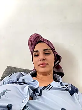 Snapshot of Giullyaxx chatting on 10.16.25 Giullyaxx online show from 10.16.25