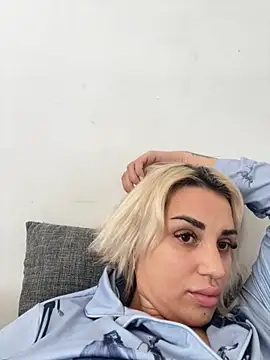 Snapshot of Giullyaxx chatting on 10.17.25 Giullyaxx online show from 10.17.25