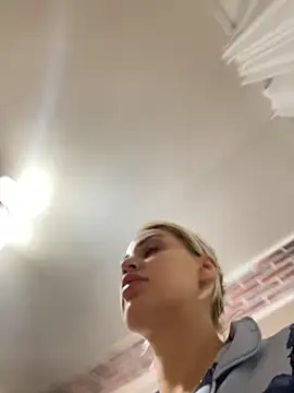 Snapshot of Giullyaxx chatting on 10.22.25 Giullyaxx online show from 10.22.25