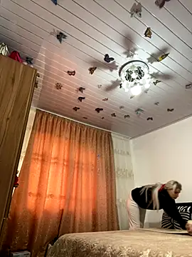 Snapshot of Giullyaxx chatting on 11.06.25 Giullyaxx online show from 11.06.25