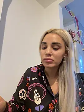 Snapshot of Giullyaxx chatting on 11.16.25 Giullyaxx online show from 11.16.25