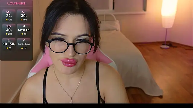 Snapshot of ShayLoren chatting on 09.30.25 ShayLoren online show from 09.30.25