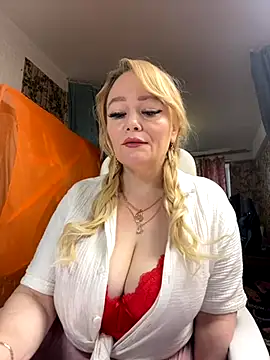 Snapshot of Sweet-blonde chatting on 10.22.25 Sweet-blonde online show from 10.22.25