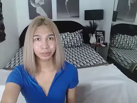 Snapshot of Yuriidelaveigne chatting on 10.04.25 Yuriidelaveigne online show from 10.04.25