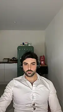 Snapshot of eauminerale chatting on 05.19.26 eauminerale online show from 05.19.26