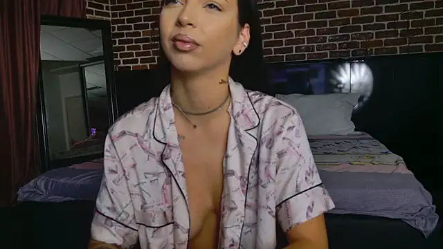 Snapshot of MeganSin_ chatting on 10.05.25 MeganSin online show from 10.05.25