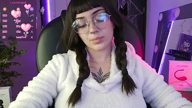 Snapshot of LesRose chatting on 10.21.25 LesRose online show from 10.21.25