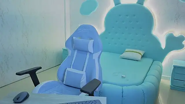 Snapshot of Mia_Cuttee chatting on 10.25.25 Mia Cuttee online show from 10.25.25