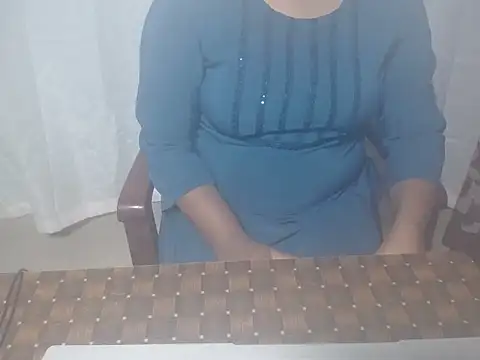 Snapshot of henakhan32 chatting on 10.10.25 henakhan32 online show from 10.10.25