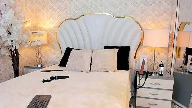 NaiaWhisper online show from 02.10.26