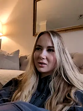 Snapshot of BarbieDolly_x chatting on 10.15.25 BarbieDolly x online show from 10.15.25