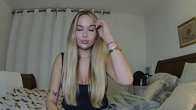 Snapshot of BarbieDolly_x chatting on 10.18.25 BarbieDolly x online show from 10.18.25