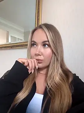 Snapshot of BarbieDolly_x chatting on 10.24.25 BarbieDolly x online show from 10.24.25