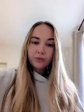 Snapshot of BarbieDolly_x chatting on 10.30.25 BarbieDolly x online show from 10.30.25