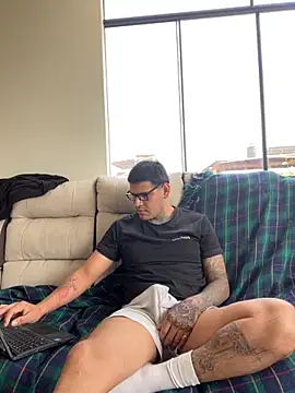 Snapshot of roa_alee chatting on 11.05.25 roa alee online show from 11.05.25