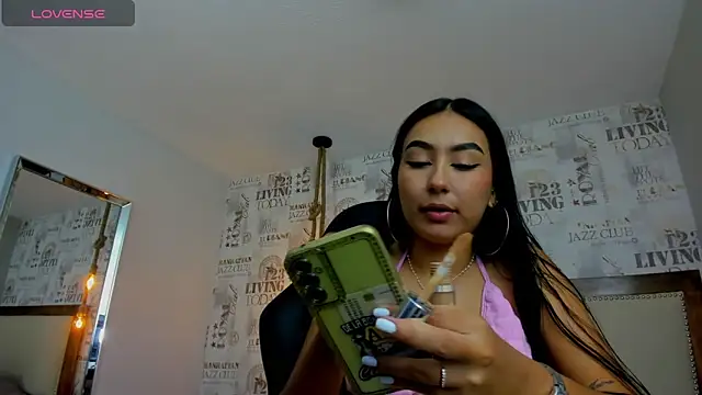 Snapshot of ALAHIACRUZ1 chatting on 10.20.25 ALAHIACRUZ1 online show from 10.20.25