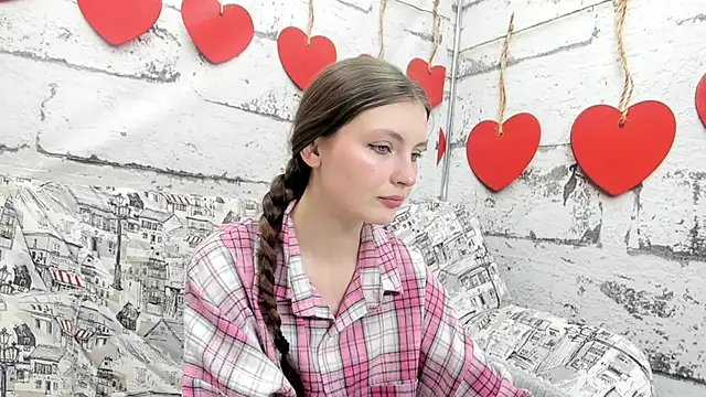 Snapshot of Shyly_Lisa chatting on 09.30.25 Shyly Lisa online show from 09.30.25