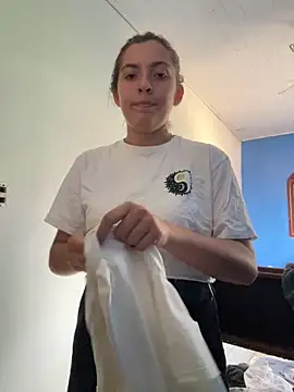 Snapshot of larj021bb chatting on 04.16.26 larj021bb online show from 04.16.26