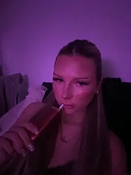 Snapshot of blondeeee chatting on 02.25.26 blondeeee online show from 02.25.26