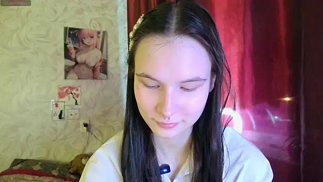 Snapshot of LolaVibe chatting on 11.11.25 LolaVibe online show from 11.11.25