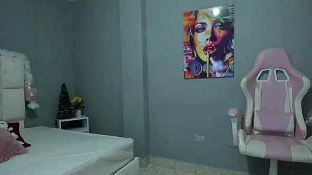 Snapshot of Athenea__fox chatting on 12.19.25 Athenea fox online show from 12.19.25