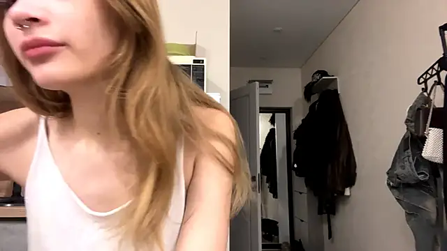 Snapshot of ElissaMikrot chatting on 10.22.25 ElissaMikrot online show from 10.22.25