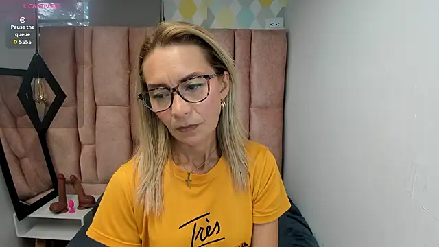 Issa Milf   online show from 03.02.26