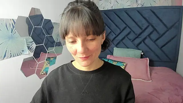 Valery More   online show from 02.22.26