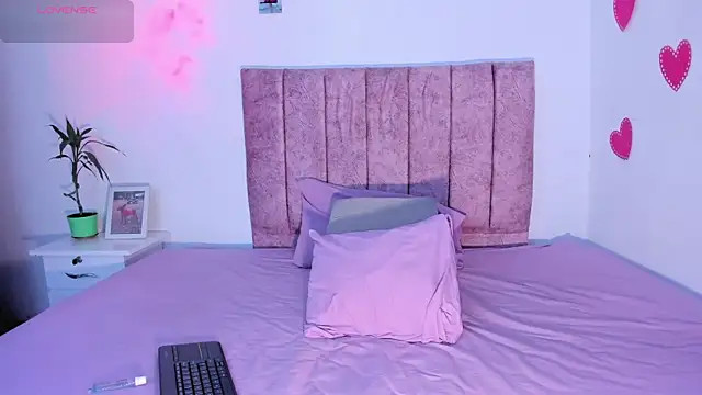 Snapshot of Mila_1wood chatting on 11.06.25 Mila 1wood online show from 11.06.25