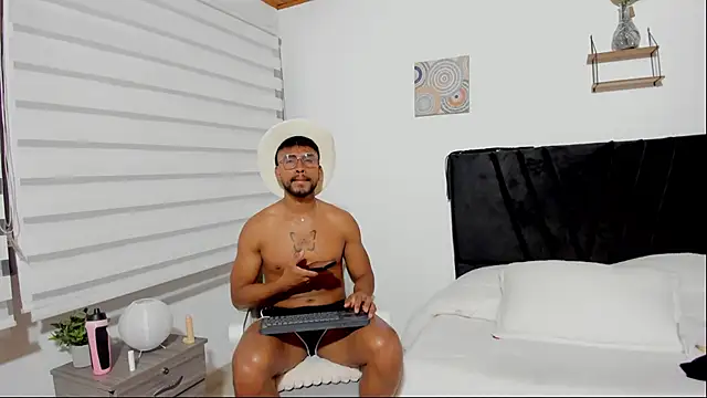 Taylormaccurdy  online show from 09.29.25