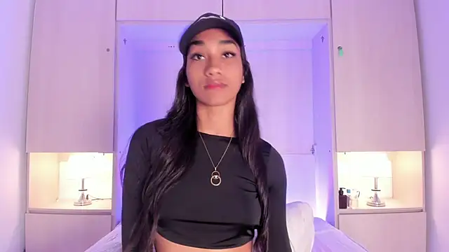 Snapshot of AnahiCollins chatting on 10.30.25 AnahiCollins online show from 10.30.25