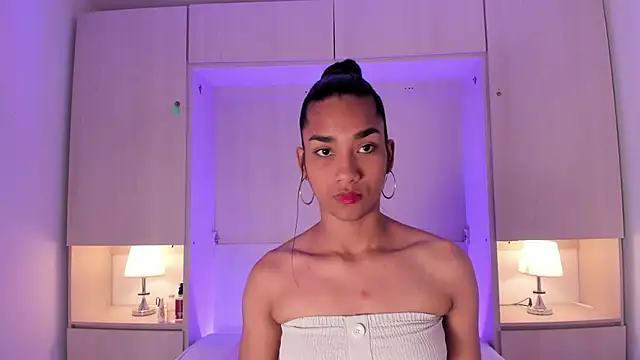 Snapshot of AnahiCollins chatting on 11.28.25 AnahiCollins online show from 11.28.25