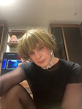 Snapshot of JoniGiuliani chatting on 12.01.25 JoniGiuliani online show from 12.01.25