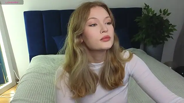 Snapshot of julia_di chatting on 10.31.25 julia di online show from 10.31.25