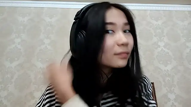 Snapshot of YukiShaapan chatting on 10.21.25 YukiShaapan online show from 10.21.25