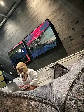 tia   fox online show from 02.21.26