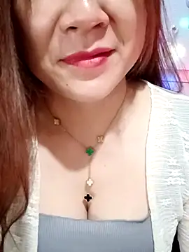 Snapshot of Moue-angel chatting on 10.17.25 Moue-angel online show from 10.17.25