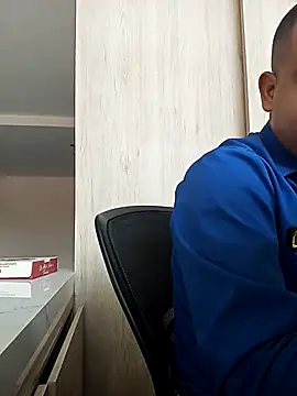 Roberto27051 online show from 10.04.25