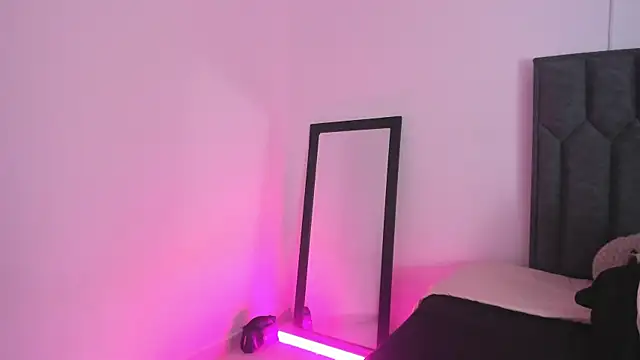 Snapshot of ArihanaTylor chatting on 11.13.25 ArihanaTylor online show from 11.13.25