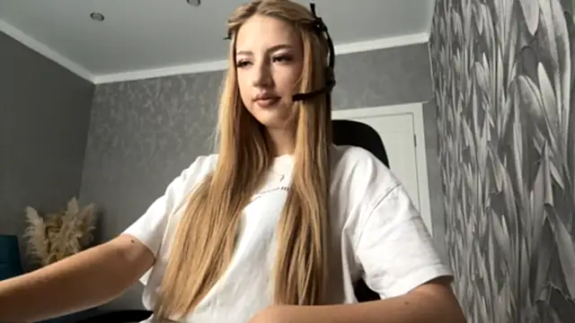 Snapshot of HollyCroker chatting on 10.09.25 HollyCroker online show from 10.09.25