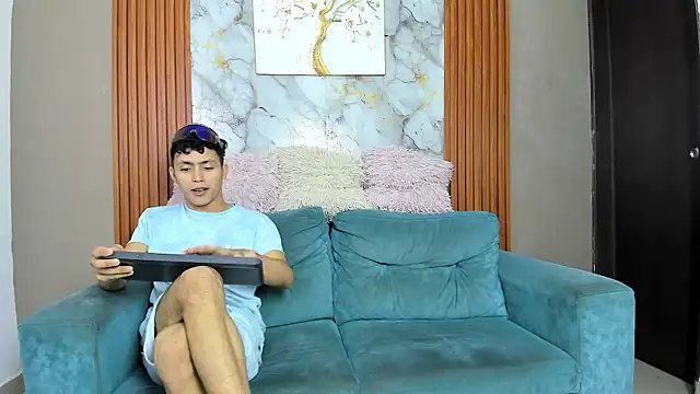 Snapshot of VERY_HOT_GUYS chatting on 05.17.26 VERY HOT GUYS online show from 05.17.26