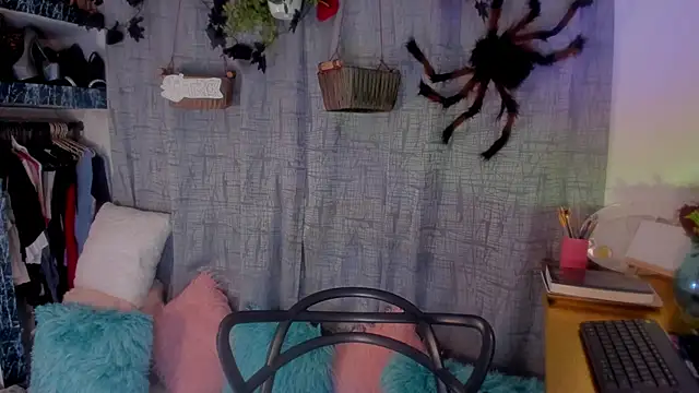 Snapshot of AmaruBloom chatting on 10.29.25 AmaruBloom online show from 10.29.25