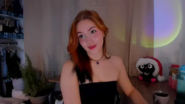 Snapshot of AmaruBloom chatting on 12.21.25 AmaruBloom online show from 12.21.25